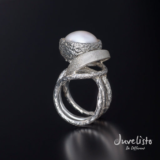 Juvelisto Design | Sterling Silver Swirling Leaves and Acorn Cap Holding Freshwater Pearl