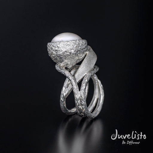 Juvelisto Design | Sterling Silver Swirling Leaves and Acorn Cap Holding Freshwater Pearl