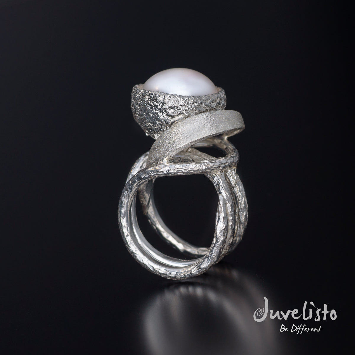Juvelisto Design | Sterling Silver Swirling Leaves and Acorn Cap Holding Freshwater Pearl