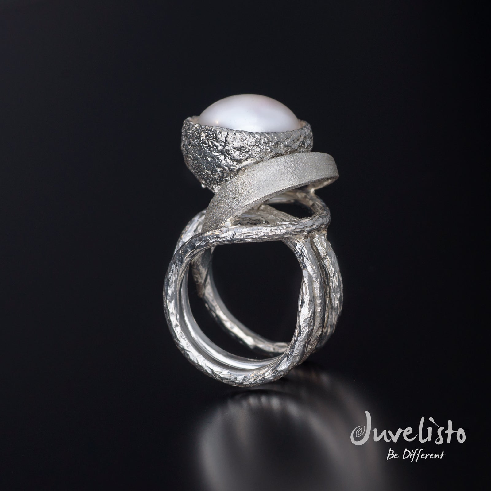 Juvelisto Design | Sterling Silver Swirling Leaves and Acorn Cap Holding Freshwater Pearl