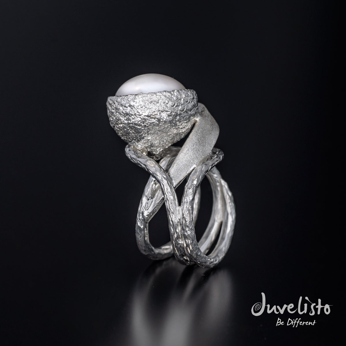 Juvelisto Design | Sterling Silver Swirling Leaves and Acorn Cap Holding Freshwater Pearl