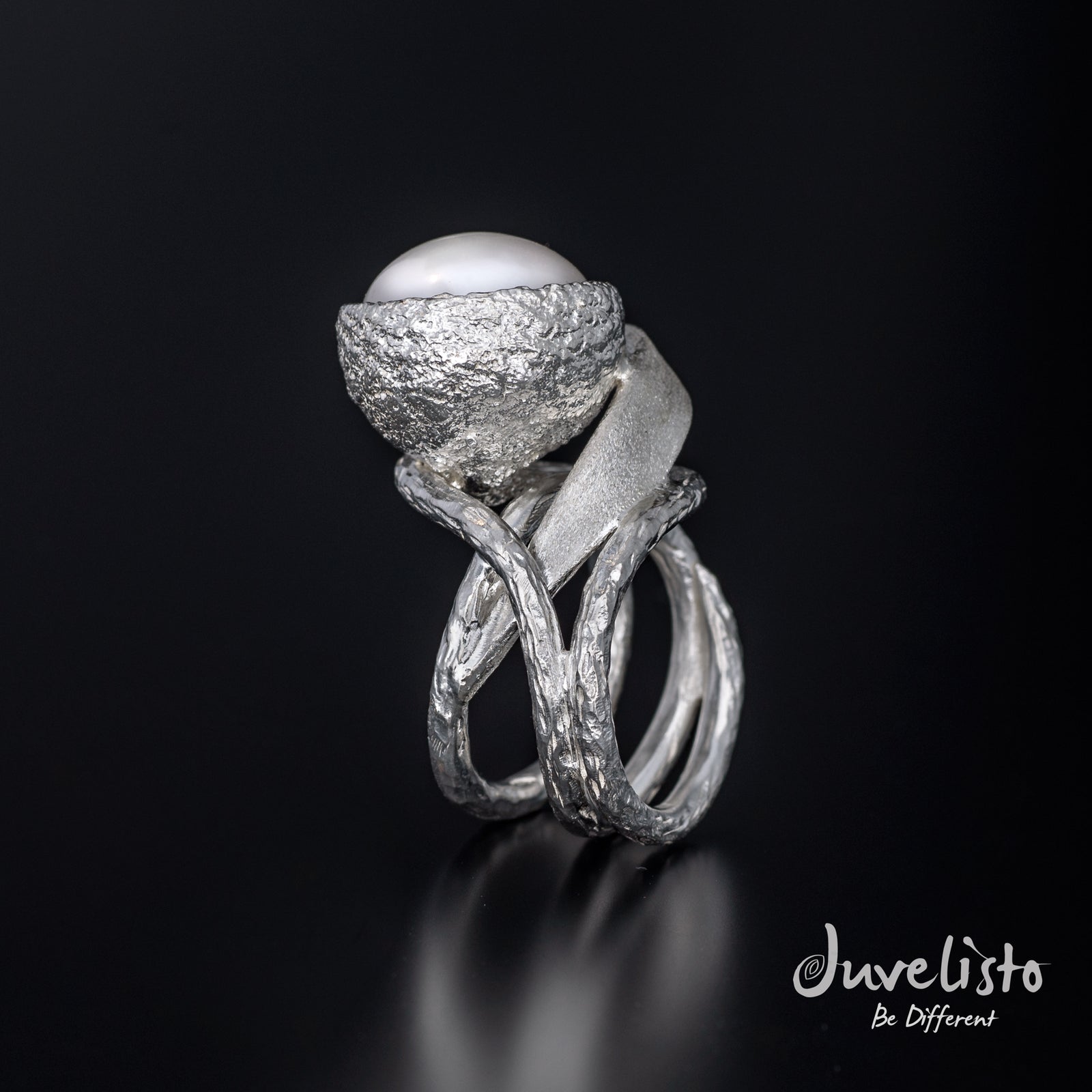 Juvelisto Design | Sterling Silver Swirling Leaves and Acorn Cap Holding Freshwater Pearl