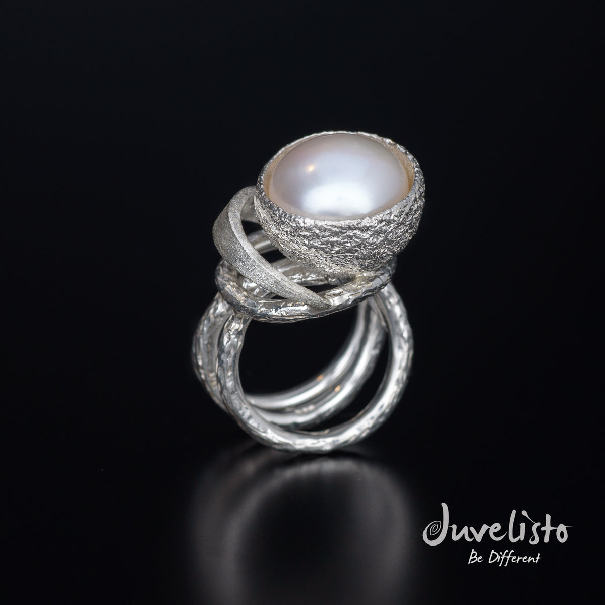 Juvelisto Design | Sterling Silver Swirling Leaves and Acorn Cap Holding Freshwater Pearl