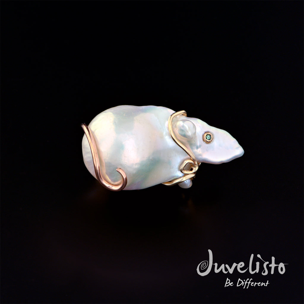 Juvelisto Design | Mouse Pin Baroque Pearl with Green Diamond and 14K yellow gold