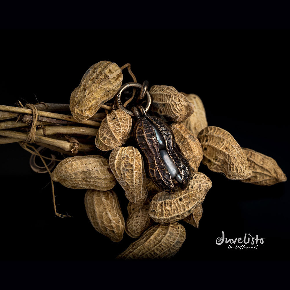 Juvelisto Design  Peanut Pendant in Bronze with freshwater pearls